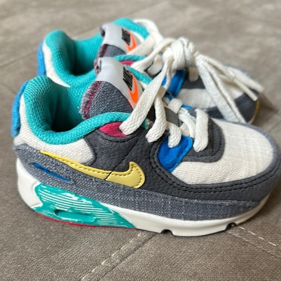 Nike Gray and White Sneakers for Everyday Comfort - Picture 4 of 10